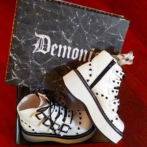 Demonia white vintage leather shoes